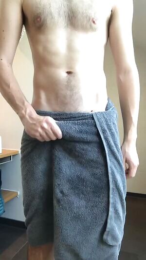 This towel bulge looked more impressive in person tbh 🤷🏻‍♂️