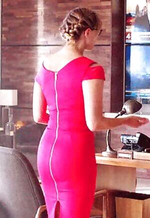 Melissa Benoist wearing a super tight dress. Her ass is so fucking hot!