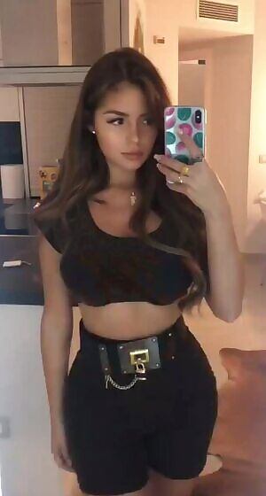 She looks so sexy with her hair and the Kiss 😍❤🔥