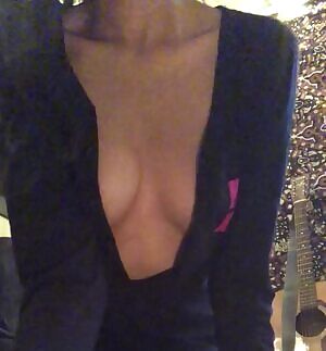 A lil candlelit strip tease 🕯🌙