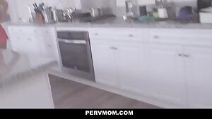 Hot Milf Angelina Diamanti gives dude a blowjob