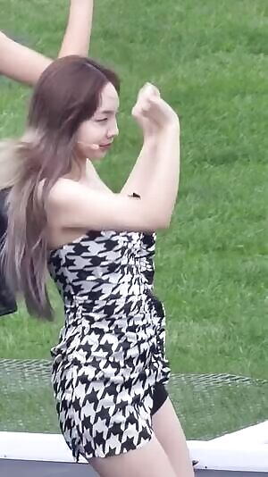 Twice - Nayeon, Jihyo & Momo