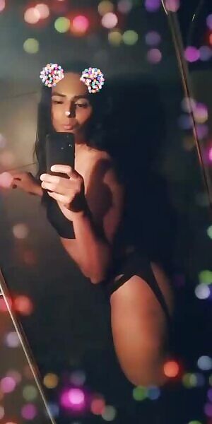 Latina, looking for a Daddy to kiss!