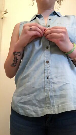 Undershirt? What undershirt? Surprise bitches 😏