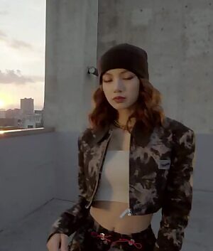 BLACKPINK Lisa tight body