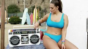 I love turning my brain off and believing Ashley Graham is super cool and funny based on superficial shit like this.
