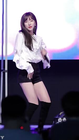 EUNSEO + EUNSEO slapping LUDA's butt -