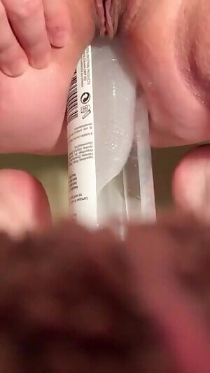 She fucks her ass with a bottle and squirts