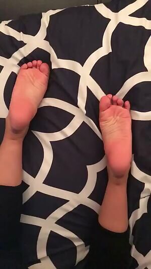 suck on my toes , please daddy ;)