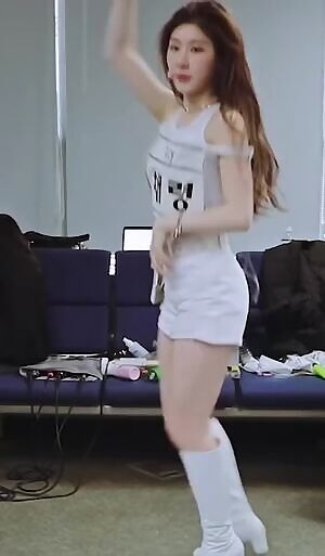 CHAERYEONG doing KARA butt dance