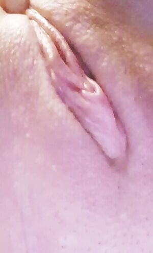 I wonder if anyone else can make me squirt while fingering my ass...