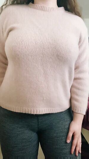 Can't stop looking at that fat pussy