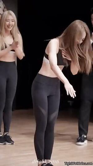 Brave Girls Eunji floor stretching