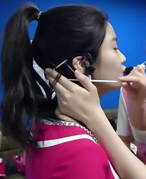 IZONE Eunbi taking the tip