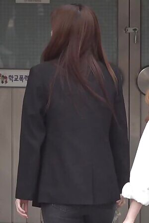 Rocket Punch - Suyun in Black Jeans