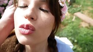 Gorgeous outdoor blowjob and finish