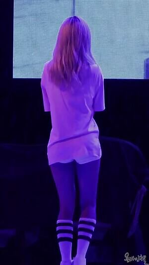 MINX - Yoohyeon butt swipe