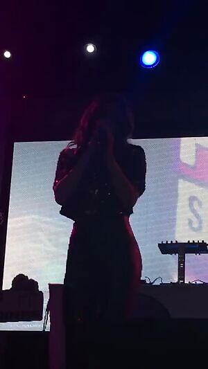 The way Hailee Steinfeld's tight pants show off her pussy