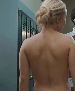 Hayden Panettiere dropping her towel