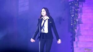 Mina booty shake