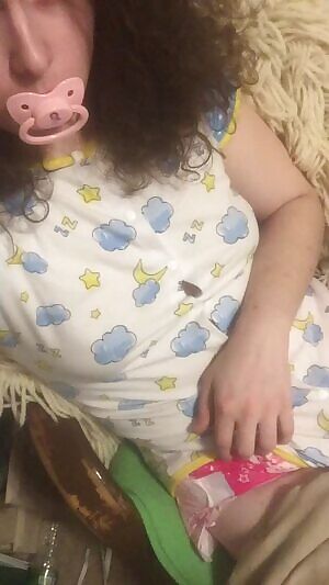 I accidentally wet Daddy's bed, so he's been keeping me well diapered when im over ^~^