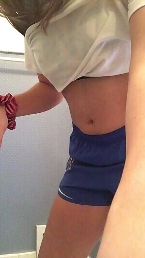 I love stripping out of my wet clothes after a long, sweaty workout 💦 🏃🏻‍♀️