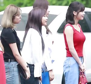 TWICE - Jeongyeon & Jihyo's butt