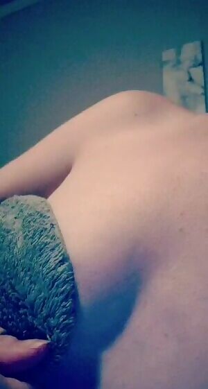 Just got out of the shower, and as you can see, i'm cold