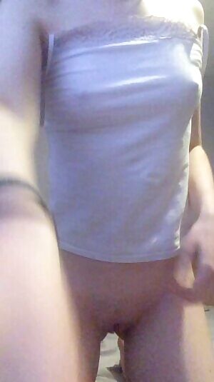 Thought it would be funny to post a pic here where my small boobs are the only things that aren’t visible as an april fools joke, but then couldn’t help myself and got naked anyway