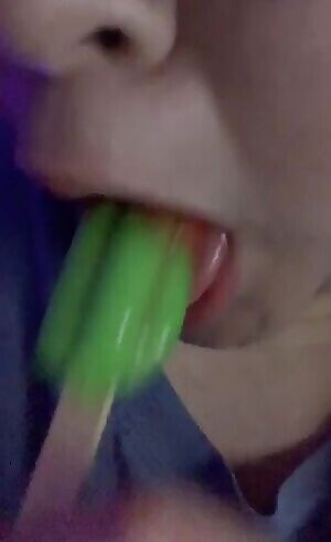 Got a little carried away with my popsicle👅🍆🙊 👀