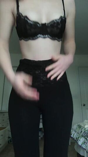A little strip in yoga pants to brighten up your Monday 😉