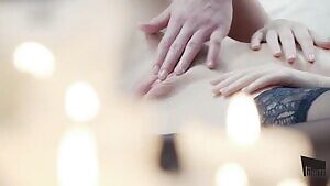 Lucy Li, une superbe brune se masturbe avant une baise sensuelle