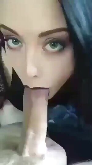 That wink 😍 who is this goth beauty?? 😍