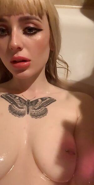 Im really horny in the bath, who is gonna come play with my tits