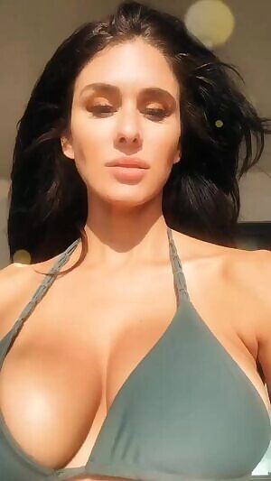 So damn hot 🔥🔥🔥