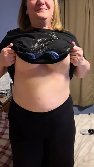 Droppin her titties....