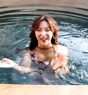 f Luna - Underwater Boobs