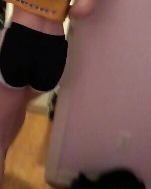 friend posted a twerking video on twitter, and I cant stop cumming