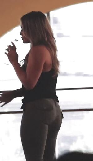 Hilary Duff has a Thick Creamy Ass GIF