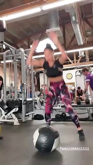 Nicole Scherzinger exercising