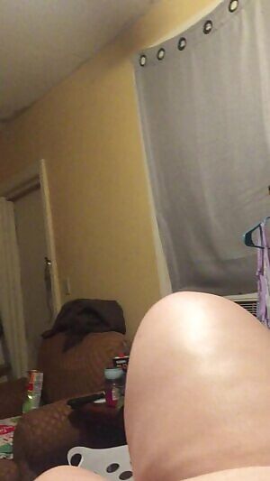 I need someone to come caress me😍