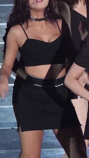 CLC - Seungyeon cleavage
