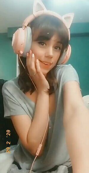 Shh I had them fancy magnetic eyelashes on earlier and havent taken off the eyeliner yet 😂😬 but this is what I do while I wait to load into game UwU