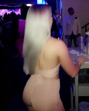 wow! that shaking ass.