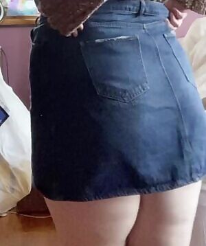 Not wearing any panties underneath my skirt today 😏 what would you do i I bent to pick something up while I was standing in front of you? 🙈