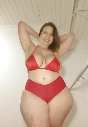 Mal Malloy looks good in anything, but she looks amazing in this bikini