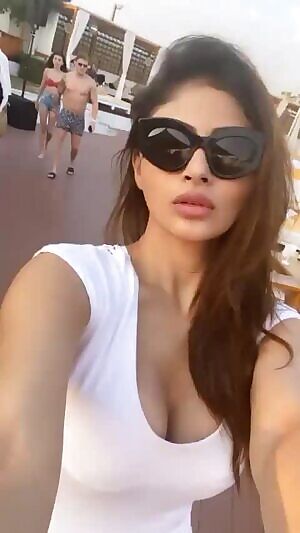 I want to motorboat Mouni Roy's juicy tits.