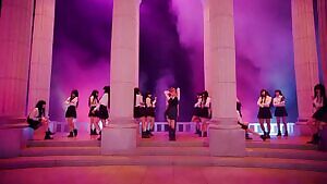 Blackpink - Lisa does a little shake