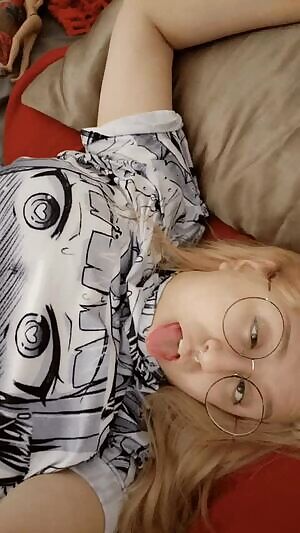 I took this when I was still blonde and in my ahegao shirt💕