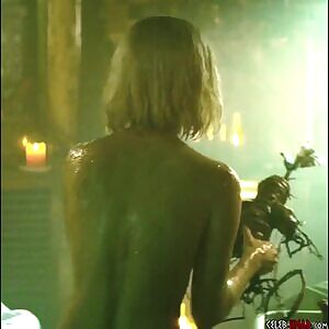 Kiernan Shipka is so hot.